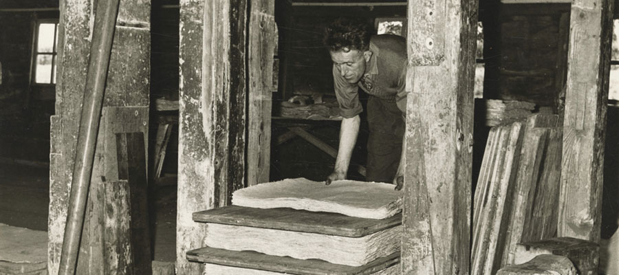 4 mensen in een fabriek
