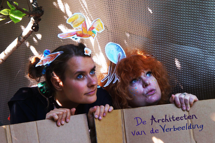 4 mensen in een fabriek