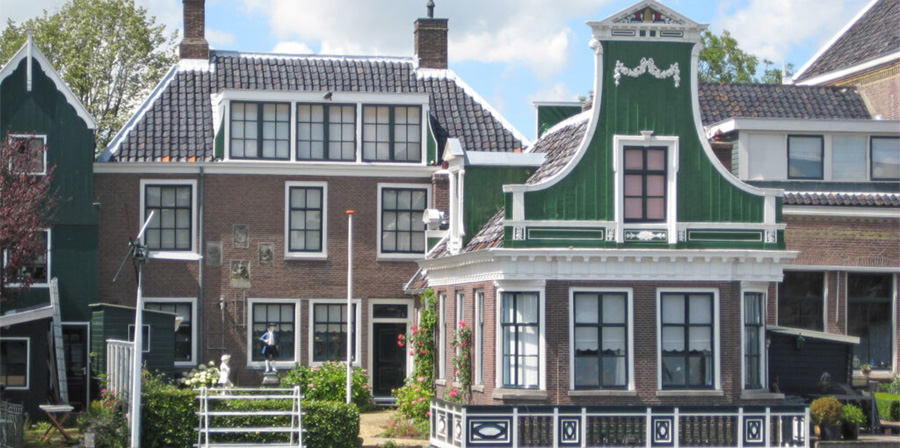 4 mensen in een fabriek